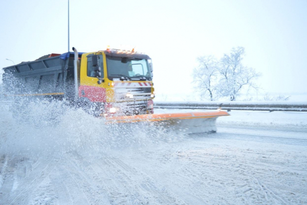На основних дорогах Прикарпаття працює снігоприбиральна техніка
