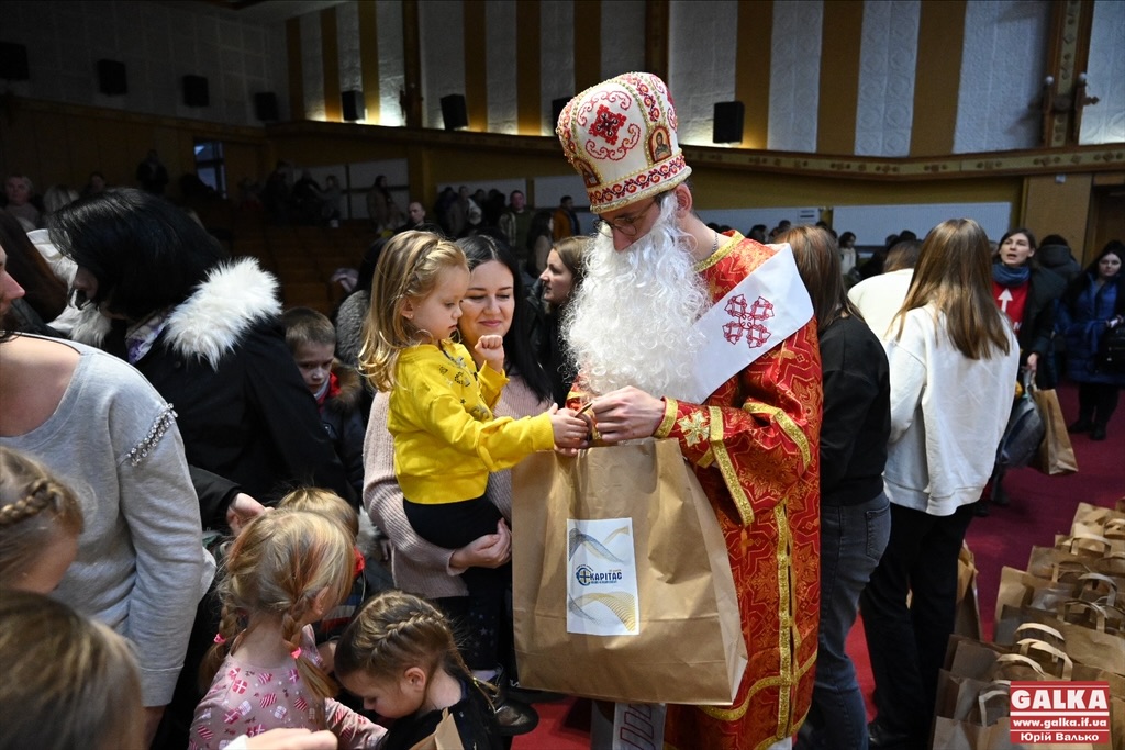 У Франківську діткам військових передали подарунки від Святого Миколая (ФОТО) 