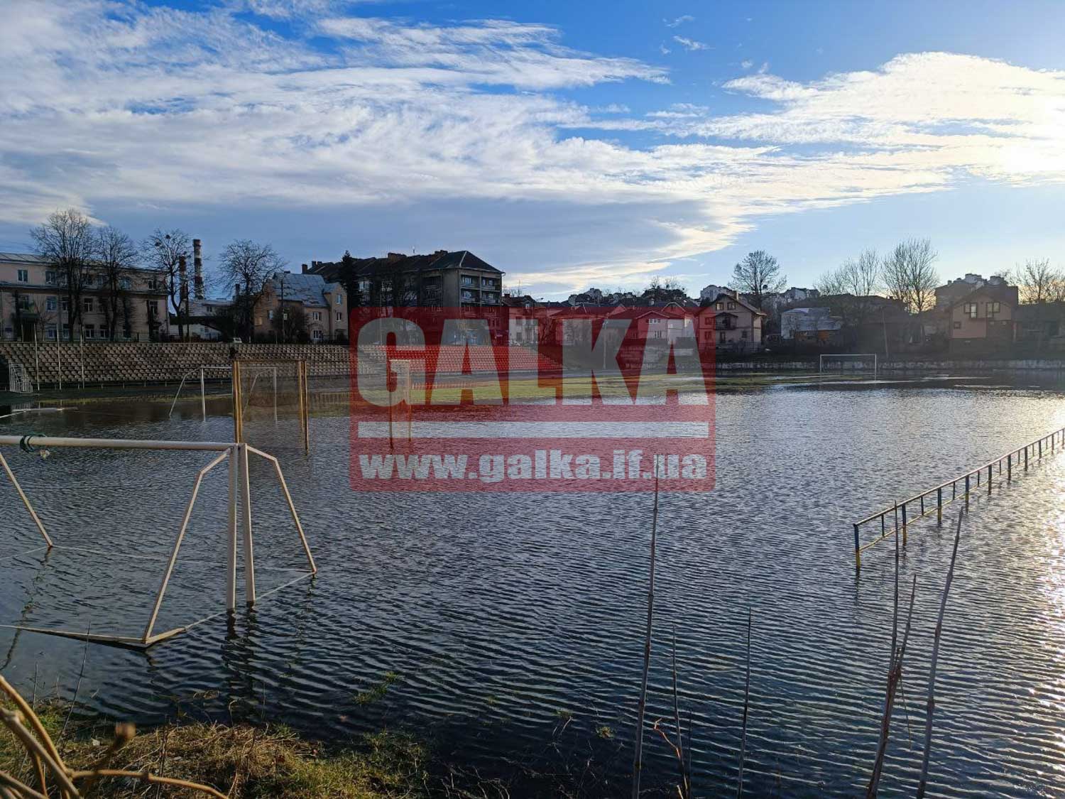 У Франківську нове озеро: через аварію на місці стадіону “Юність” водойма, в якій вже плавають качки (ФОТО, ВІДЕО)