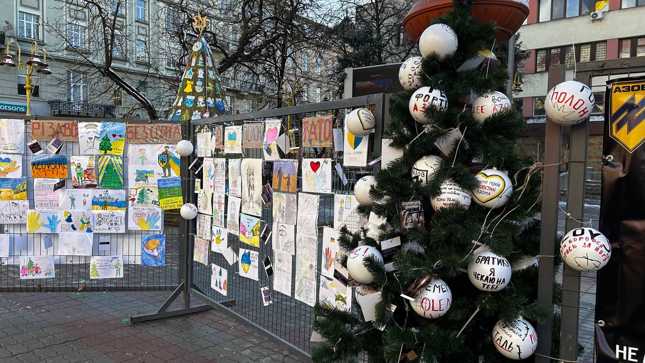 У Франківську відкрили вуличну виставку малюнків дітей з родин військовополонених (ФОТО)
