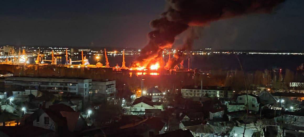 Українські військові знищили російський десантний корабель у Криму (ВІДЕО)