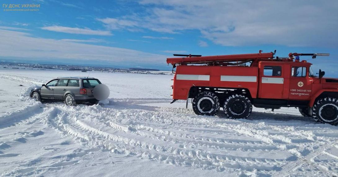 У Підгайчиках рятувальники діставали зі снігу автівку з малою дитиною (ФОТО З МІСЦЯ)