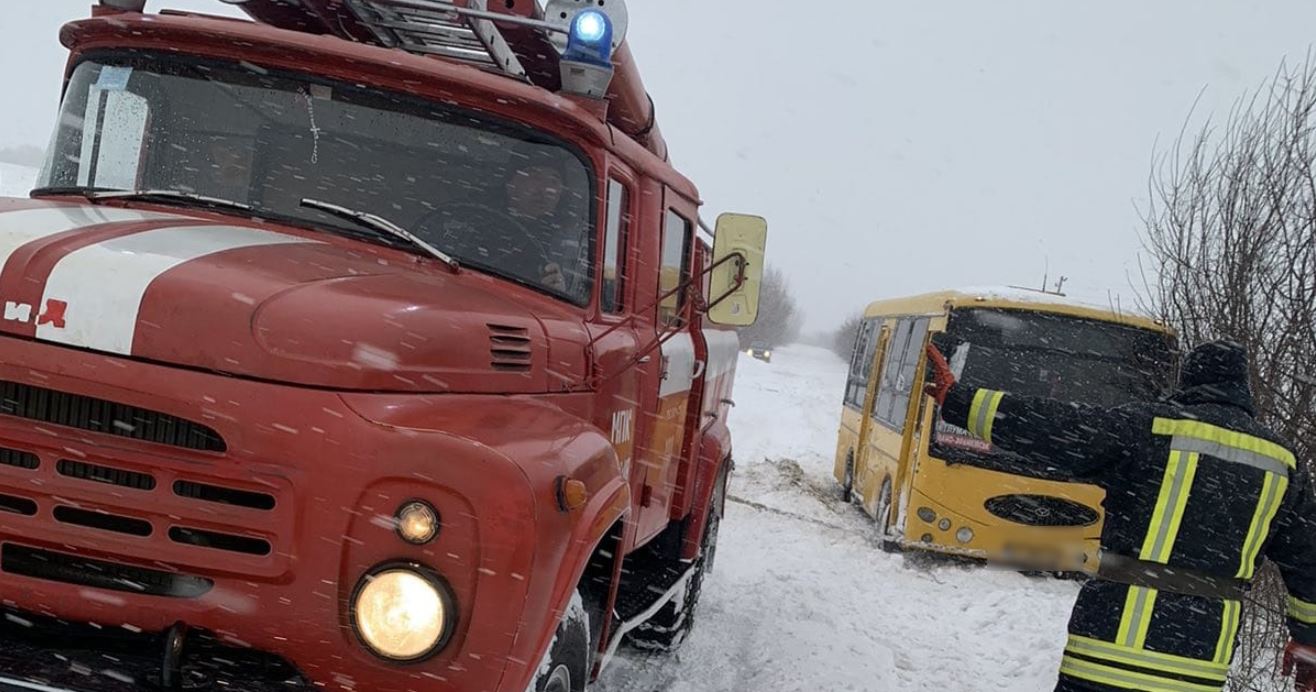 В Олешанській громаді у снігу застрягла маршрутка: викликали рятувальників (ФОТО З МІСЦЯ)