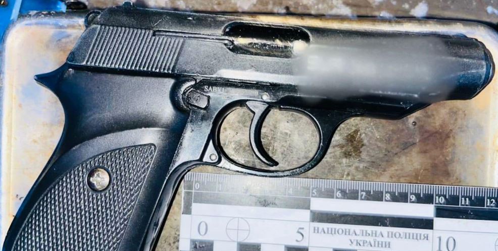 На Верховинщині на блокпості у чоловіка знайшли нелегальний пістолет