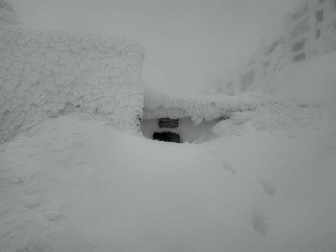 На Чорногорі за ніч випала велика кількість снігу, – рятувальники (ФОТО З МІСЦЯ)