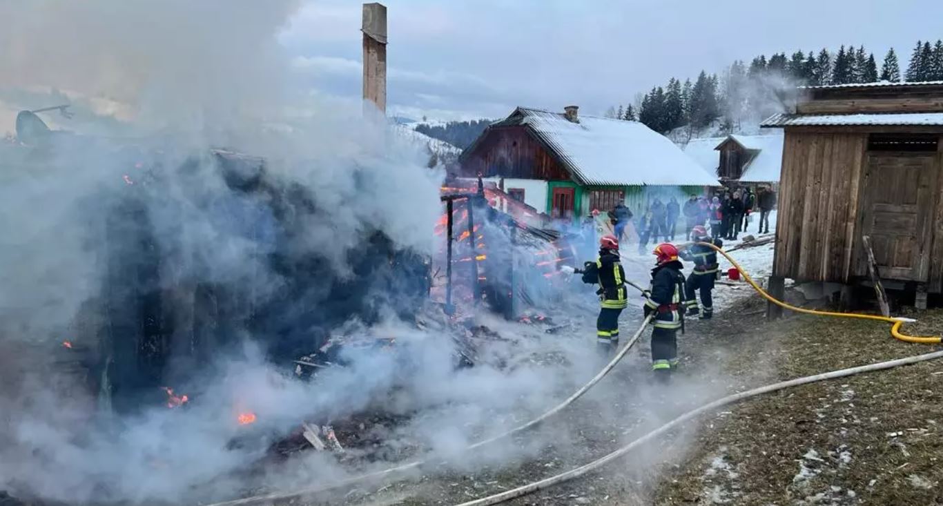 На Верховинщині згорів житловий будинок (ФОТО З МІСЦЯ)