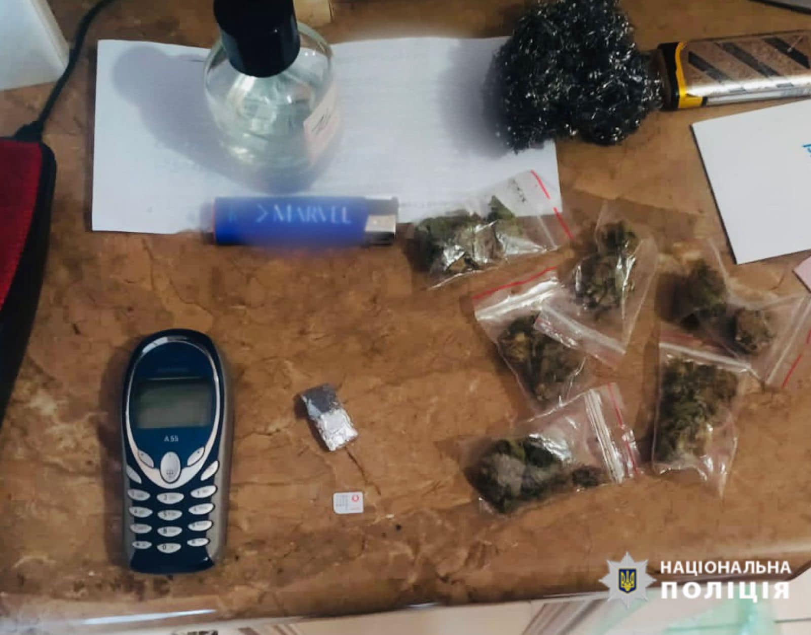 Понад кілограм наркотиків і гранати знайшли поліціянти вдома у прикарпатця (ФОТО)