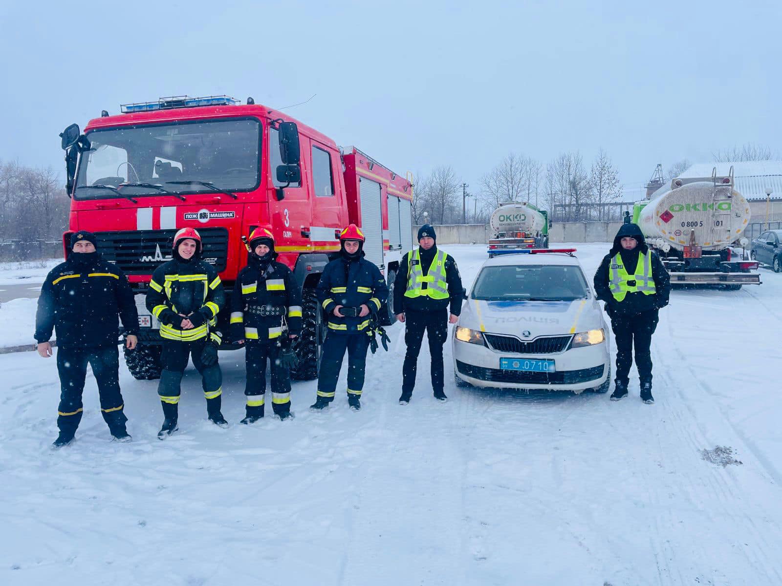 Прикарпатські рятувальники та поліціянти визволяли автомобілі зі снігових пасток на дорозі (ФОТО)