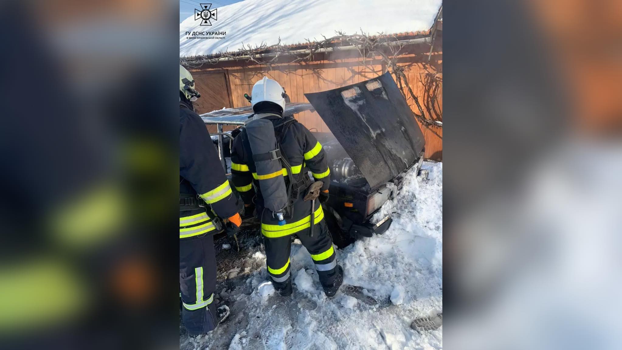 Зранку серед траси на Прикарпатті спалахнуло авто (ФОТО З МІСЦЯ)