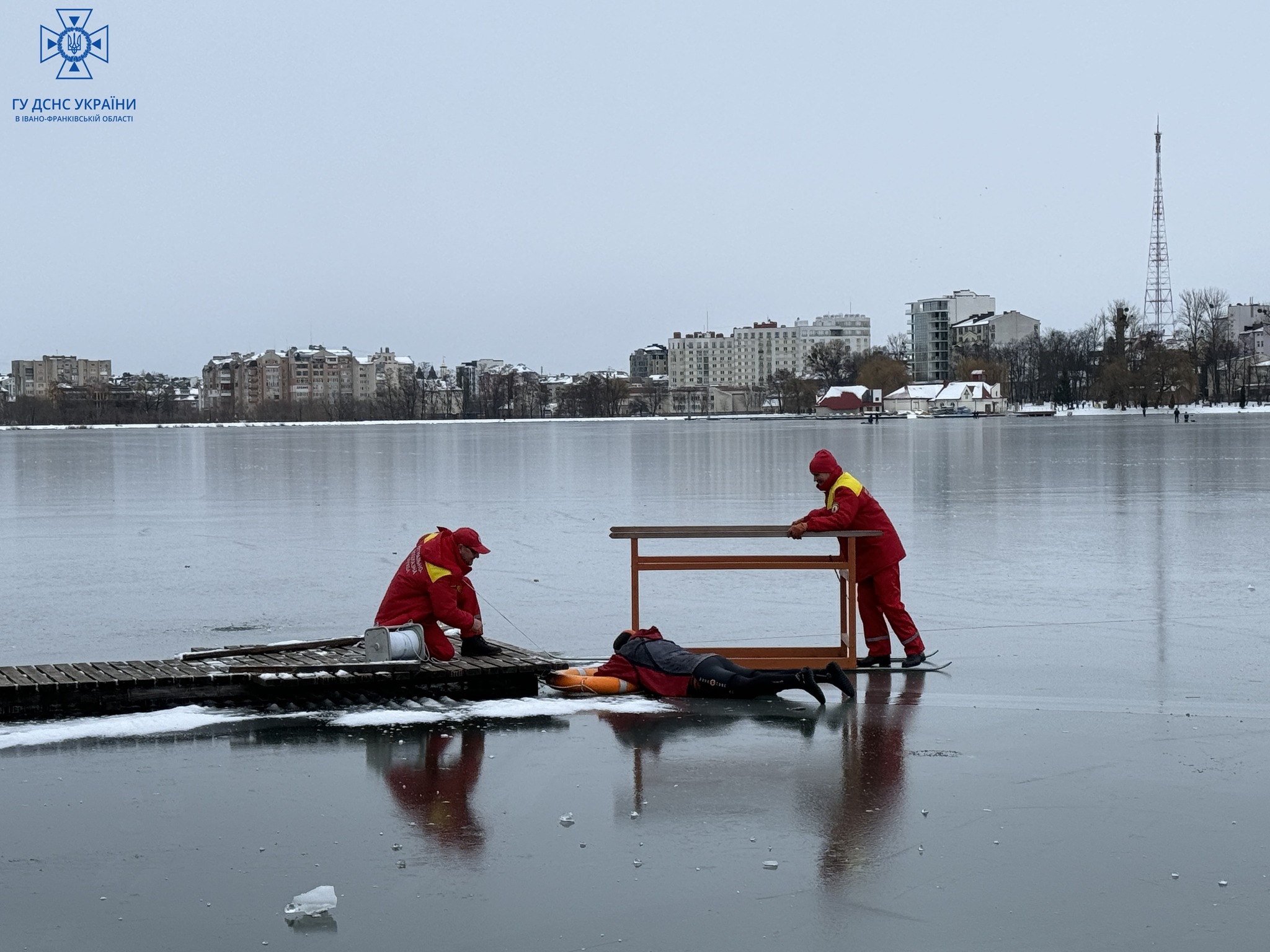 Рятувальники провели показові навчання на кризі франківського озера (ФОТО, ВІДЕО)