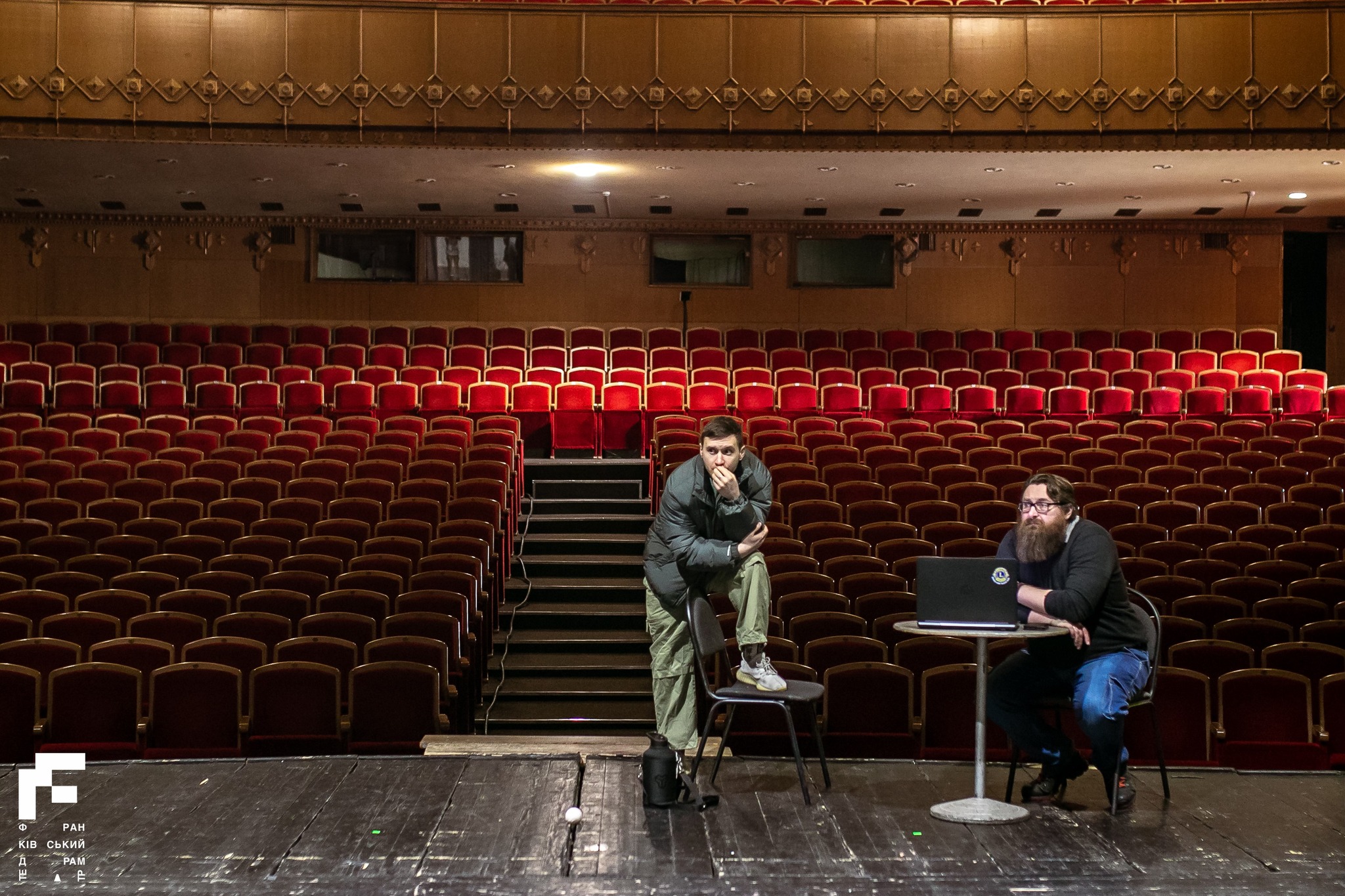 У франківському драмтеатрі показали, як готують премʼєру комедії «Наполеон і Корсиканка» (ВІДЕО)