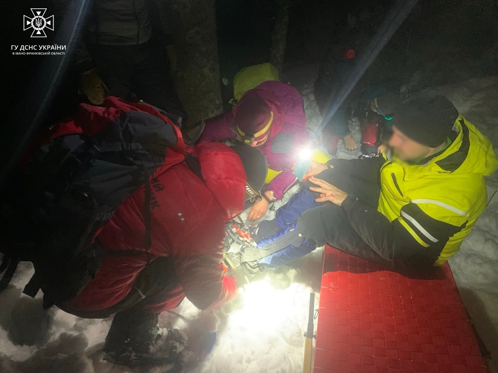 Рятувальники допомогли туристу, який травмував ногу на Говерлі (ФОТО)