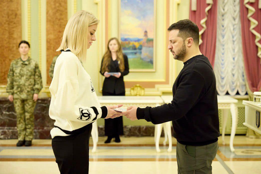 Рідні прикарпатського Героя Віталія Бондарука отримали сертифікат на житло від Зеленського (ФОТОФАКТ)