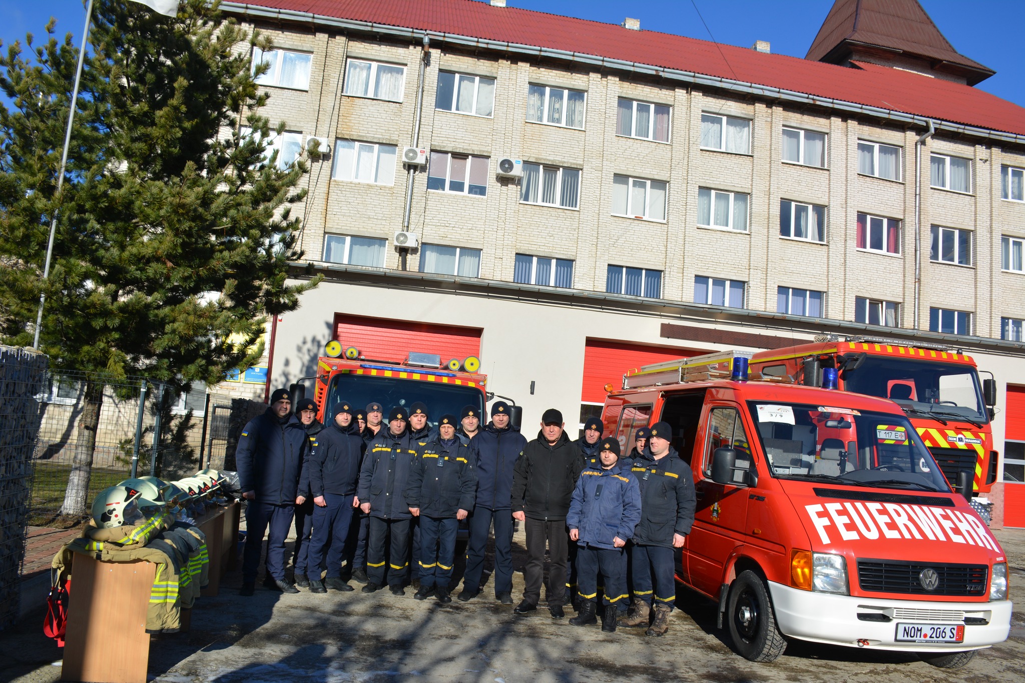 Надвірнянські рятувальники отримали спеціалізоване авто від німецьких партнерів (ФОТО)