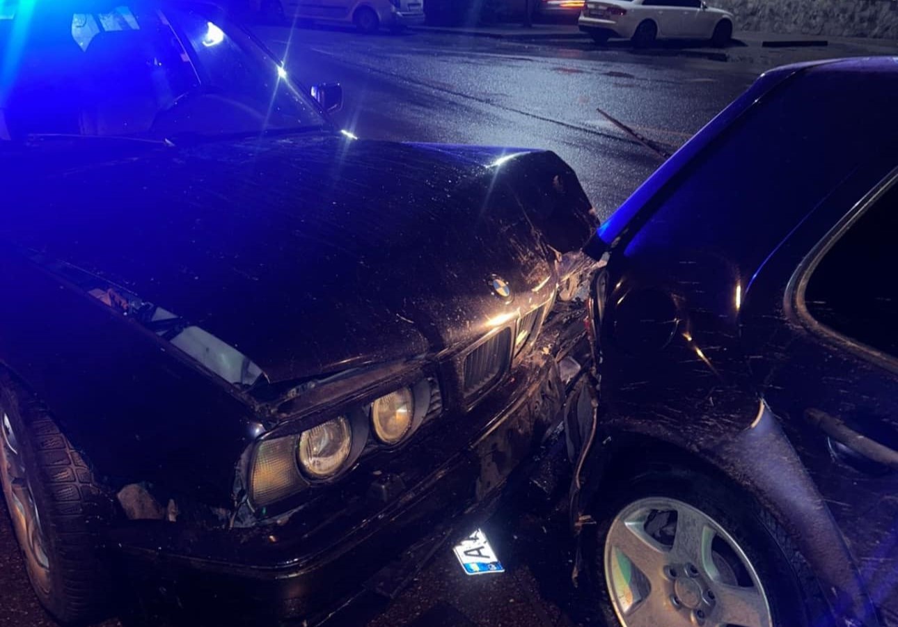 Не мав документів: у Франківську п’яний водій BMW розбив три машини (ФОТО)