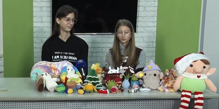 Сестри школярки з Франківська в’яжуть іграшки та збирають гроші на ЗСУ (ВІДЕО)