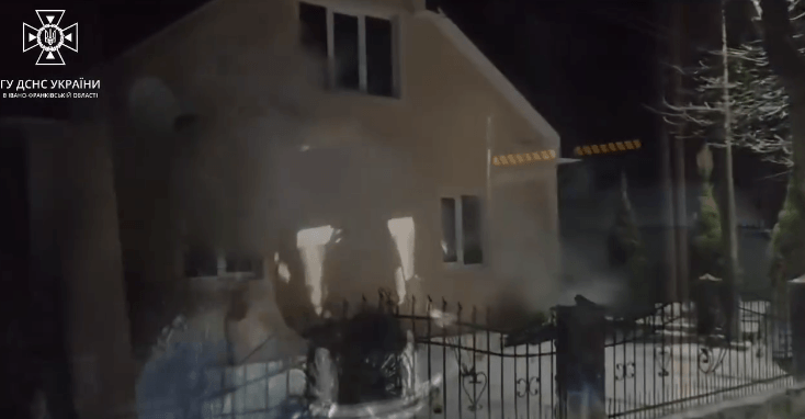 На Долинщині з палаючого будинку дістали жінку: врятувати її не вдалося