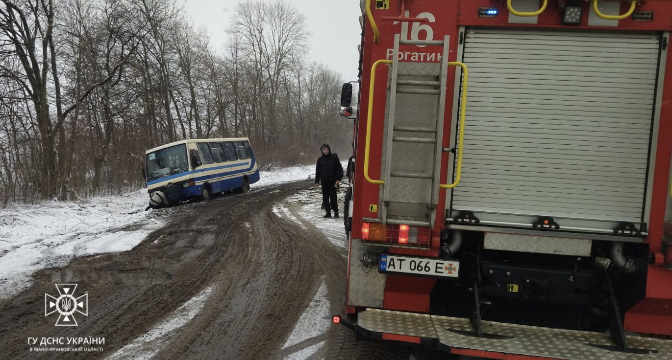 Негода: на Рогатинщині автобус з пасажирами застряв на узбіччі, його буксирували рятувальники (ФОТО)