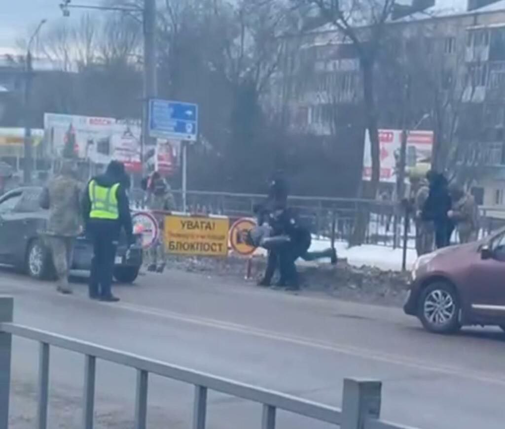 Затримання на мості в Івано-Франківську – резонансне відео прокоментувала патрульна поліція (ВІДЕО)