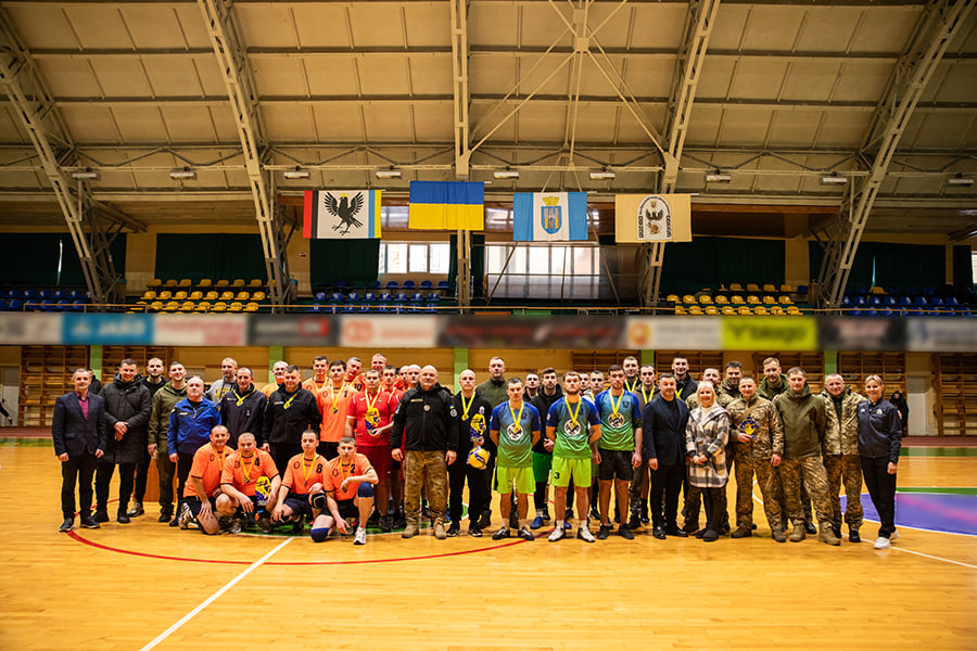 “Це можливість відволіктися”: у Франківську організували волейбольний турнір для військових (ФОТО)