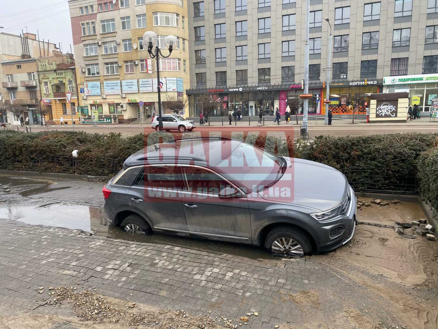 Авто провалилось під бруківку поблизу франківського готелю (ФОТО)