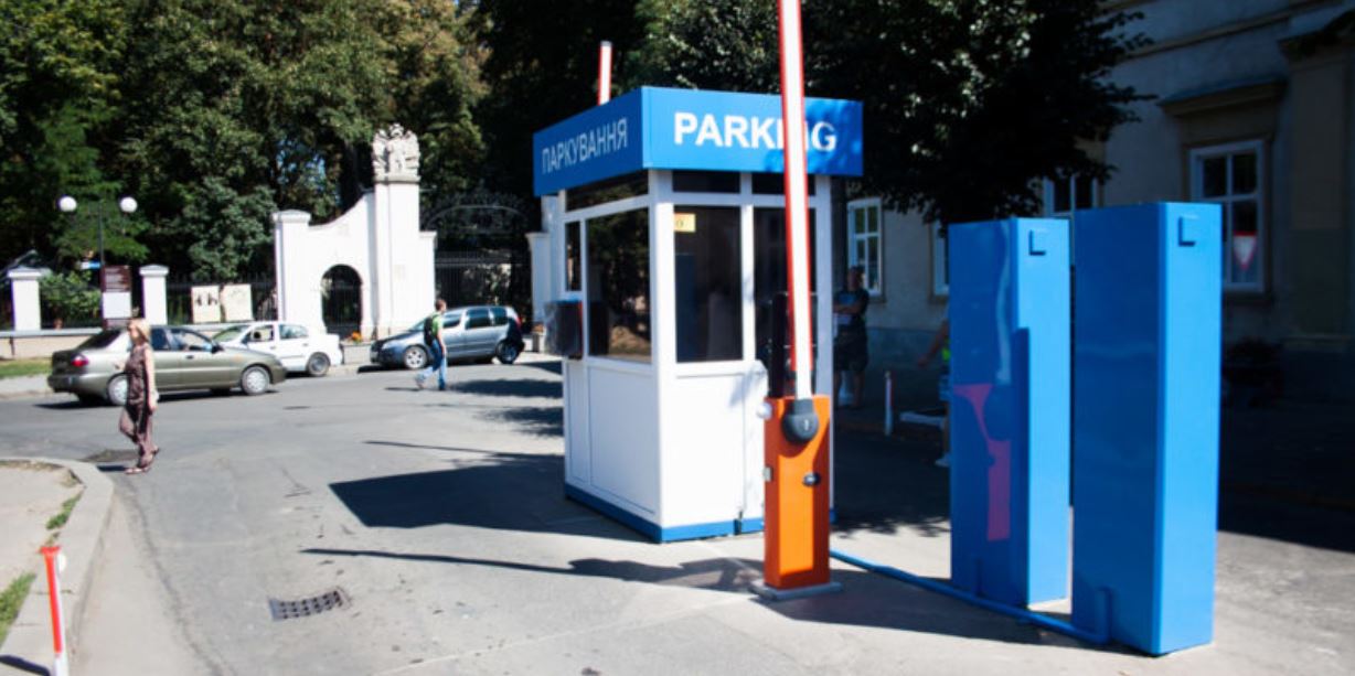 “Дивне рішення в контексті браку грошей у бюджеті”: як франківці прокоментували нульовий тариф на паркування біля ратуші