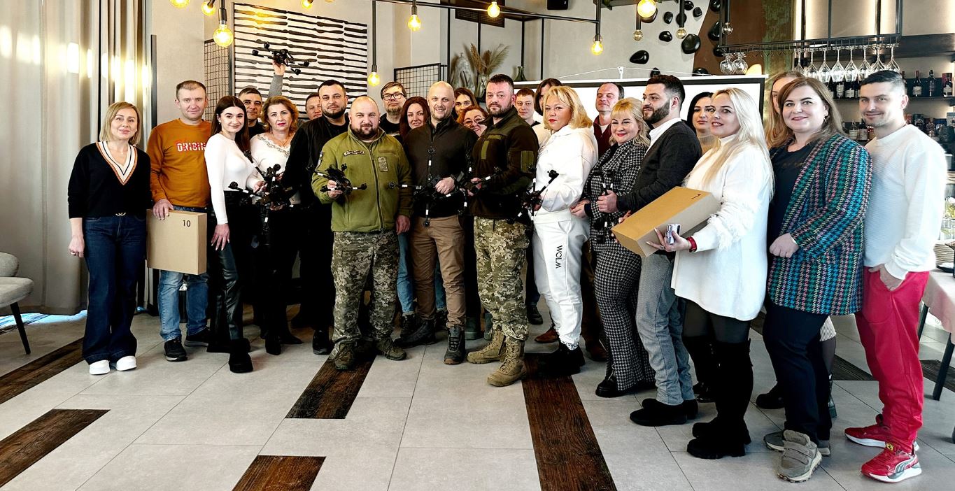 Готельєри, власники садиб Яремчанщини та благодійники зібрали гроші на 50 дронів для ЗСУ