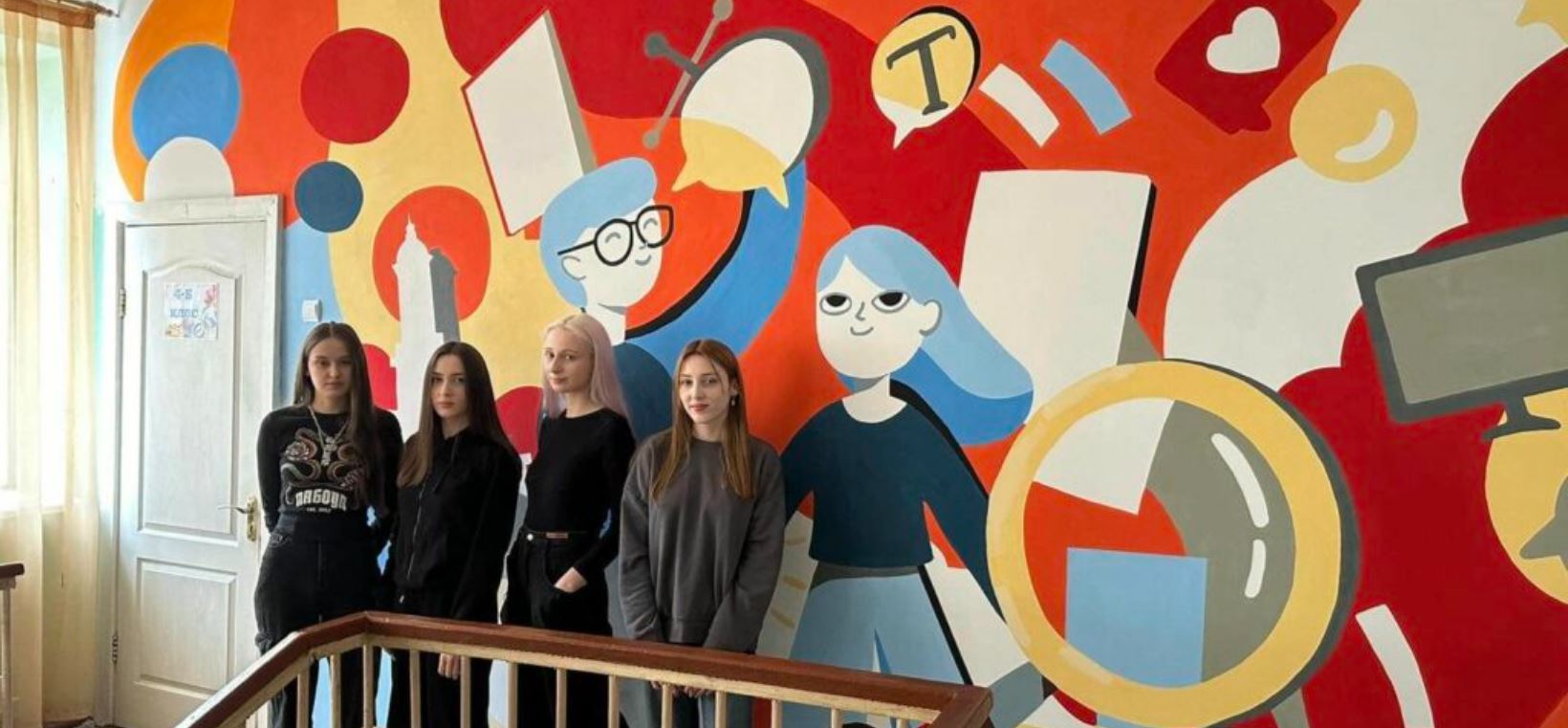 Студентки прикарпатського вишу розмалювали стіну у початковій школі Франківська (ФОТО З МІСЦЯ)