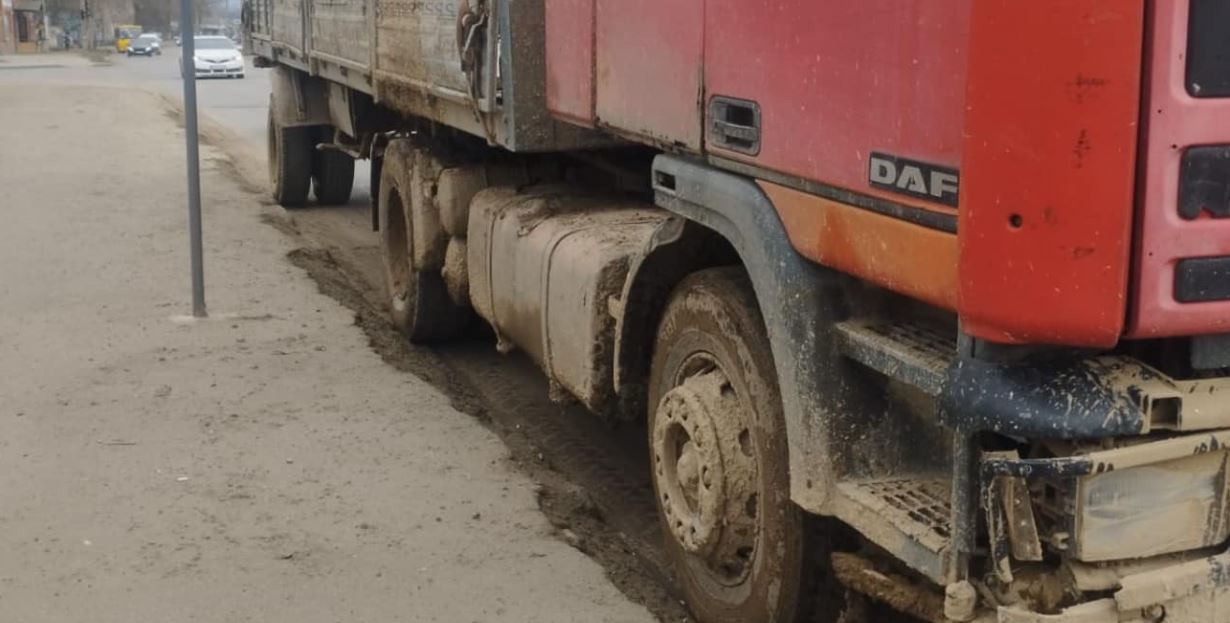 На Прикарпатті водій вантажівки забруднював дорогу багнюкою, бувши ймовірно напідпитку (ФОТО З МІСЦЯ)