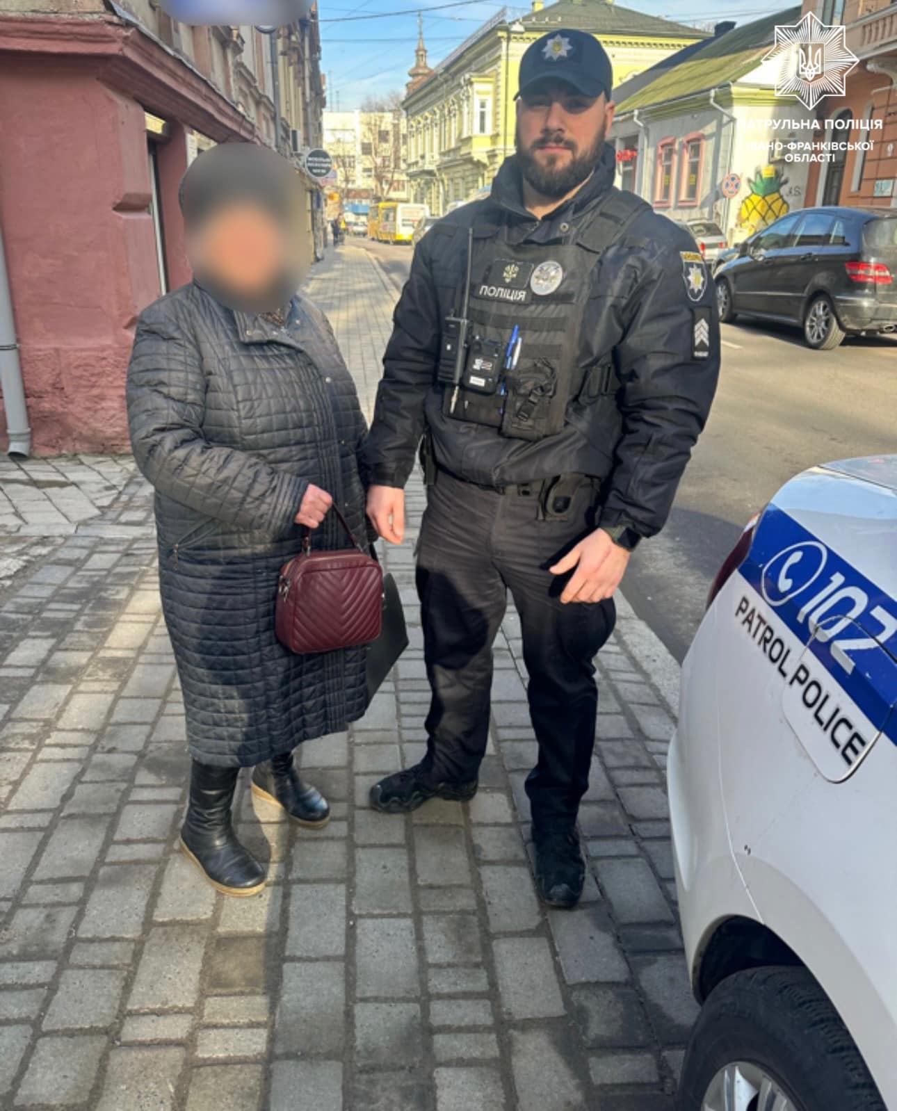 Франківські патрульні повернули жінці вкрадену сумку та телефони (ФОТОФАКТ)