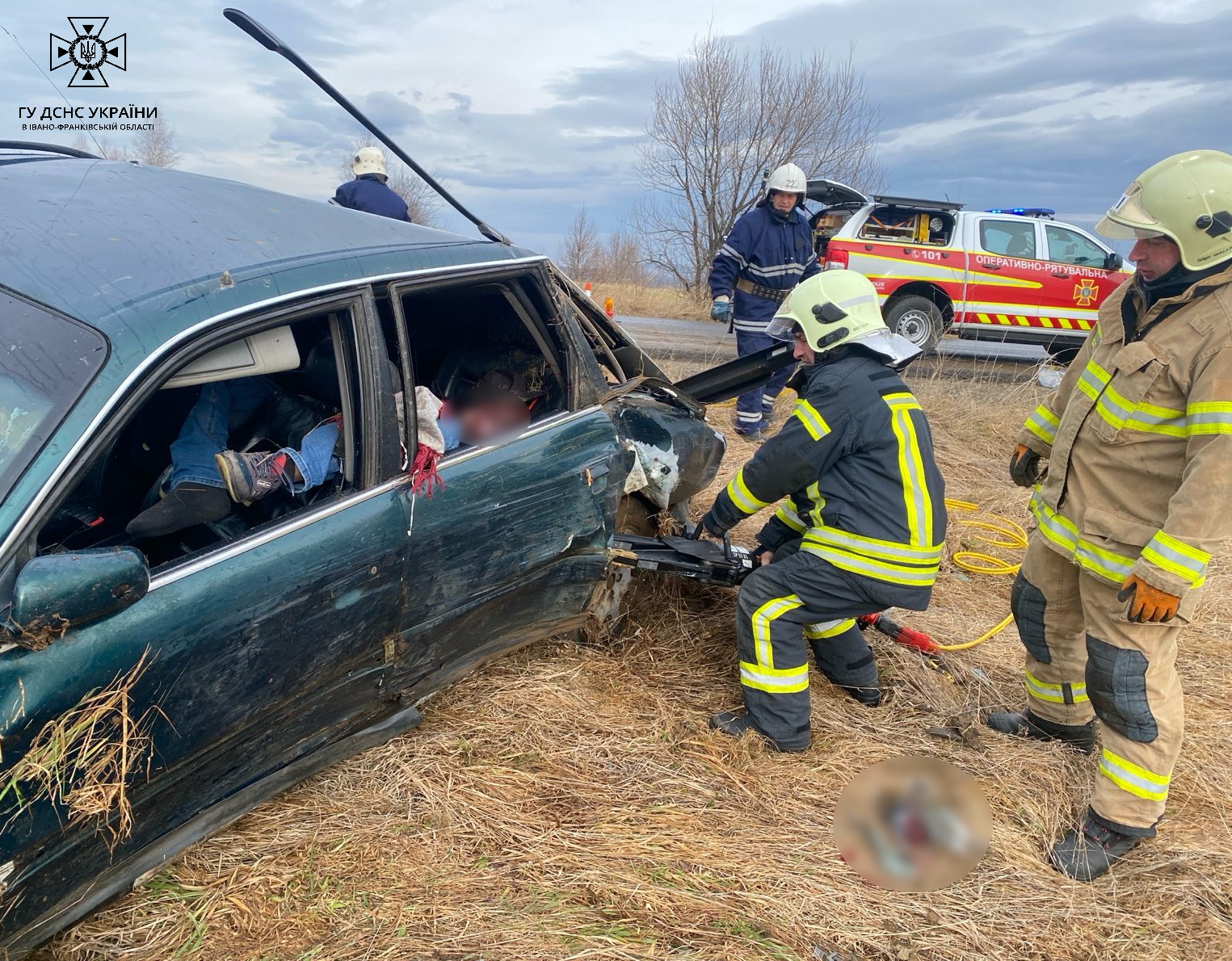 Смертельна аварія на Надвірнянщині: рятувальники деблокували тіло водія (ФОТОФАКТ)
