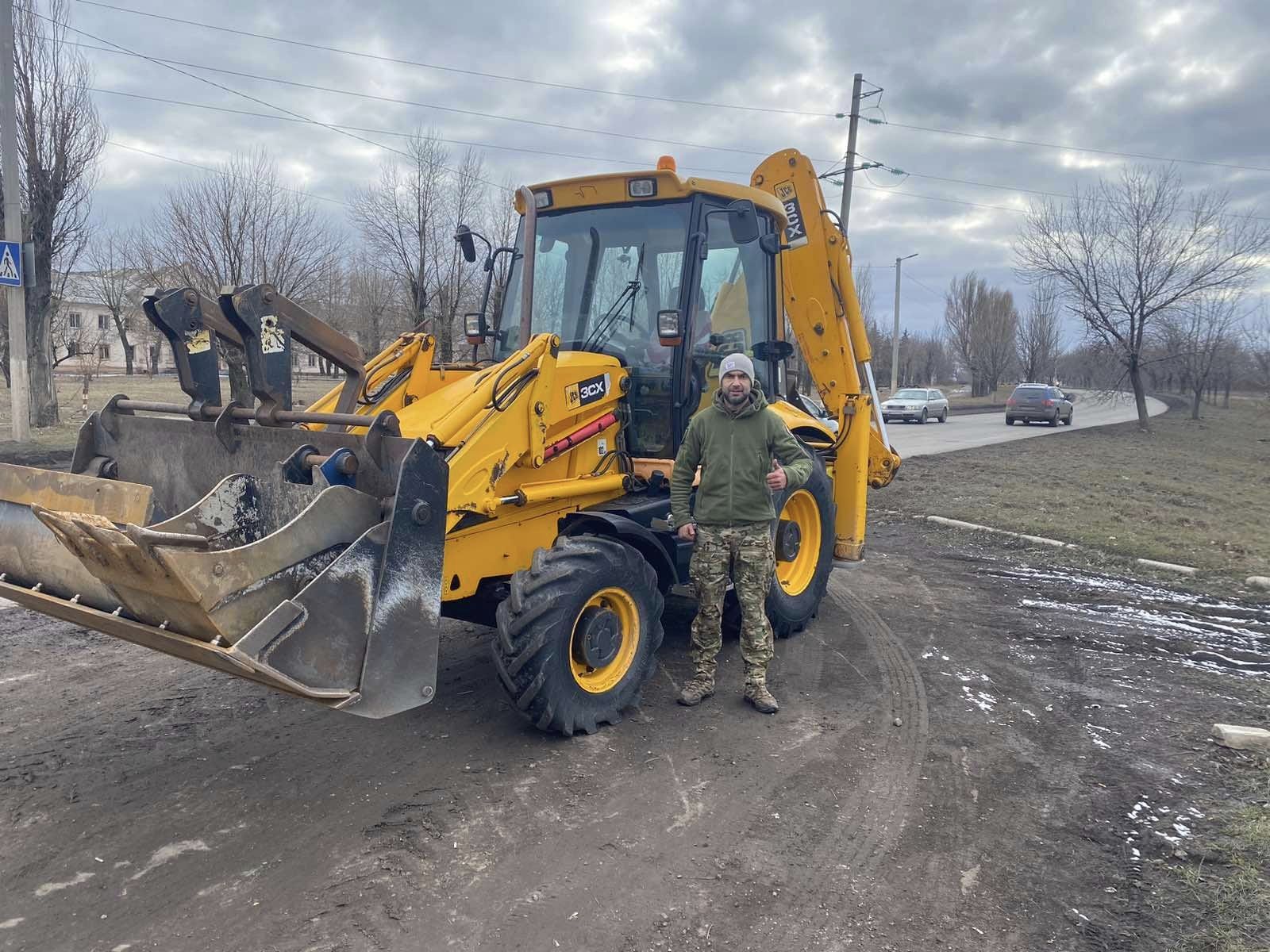 Бурштинська громада передала військовим екскаватор за 1,5 млн грн