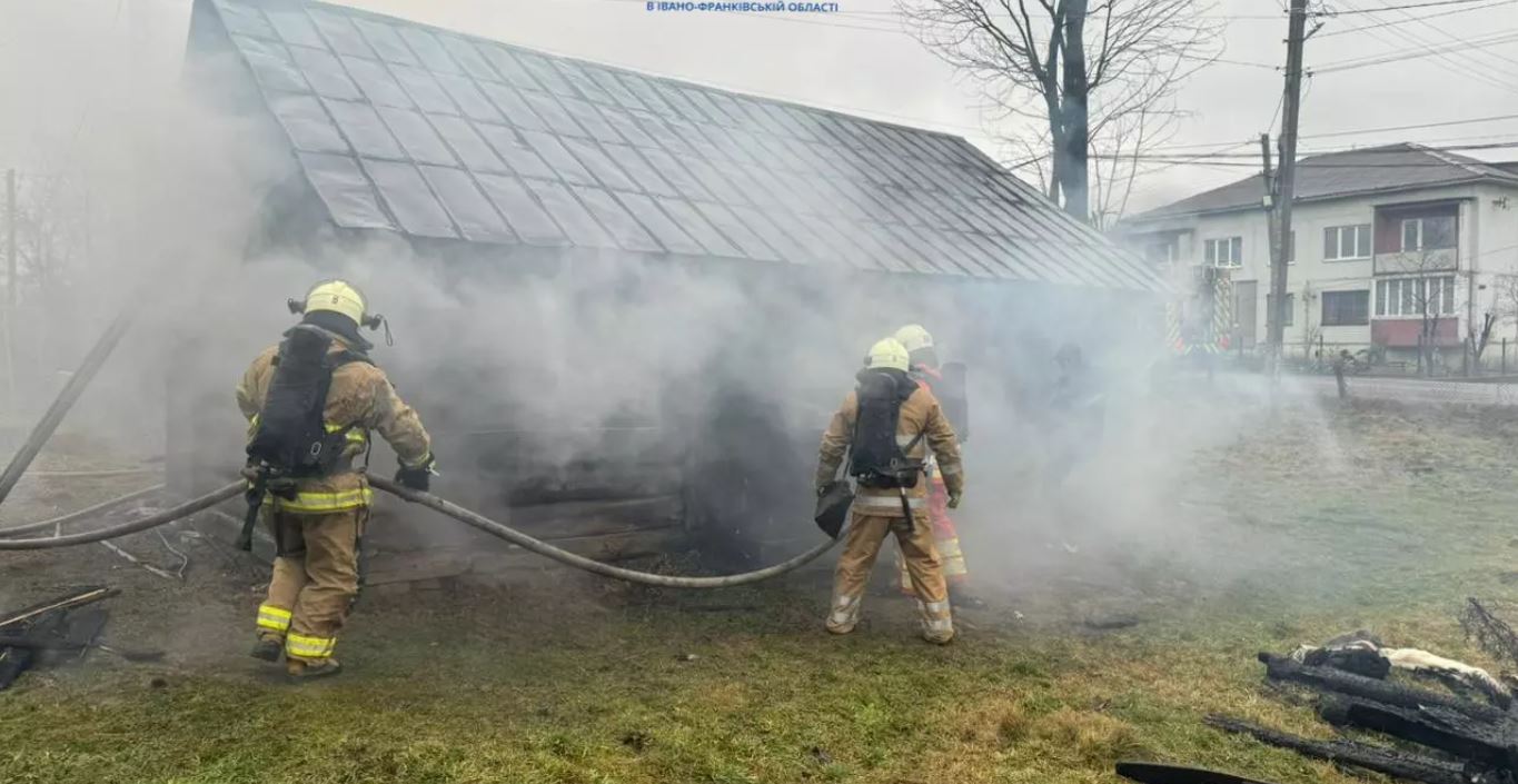 У Перегінській громаді горіла господарська будівля (ФОТО З МІСЦЯ)