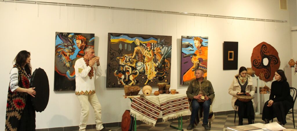 Трипільська культура й сучасне мистецтво: виставку на підтримку ЗСУ відкрили у Франківську (ФОТО)