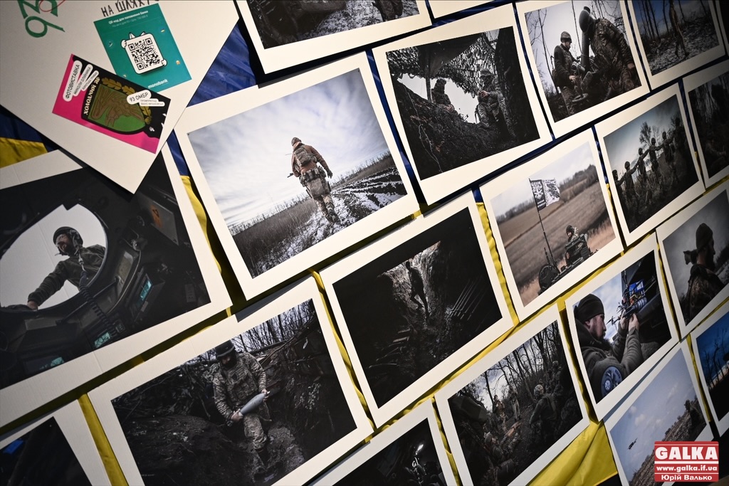 “Люди намагаються бачити у війні щось красиве”: у Франківську запрацювала фотовиставка солдата Миколи Олійника (ФОТО)