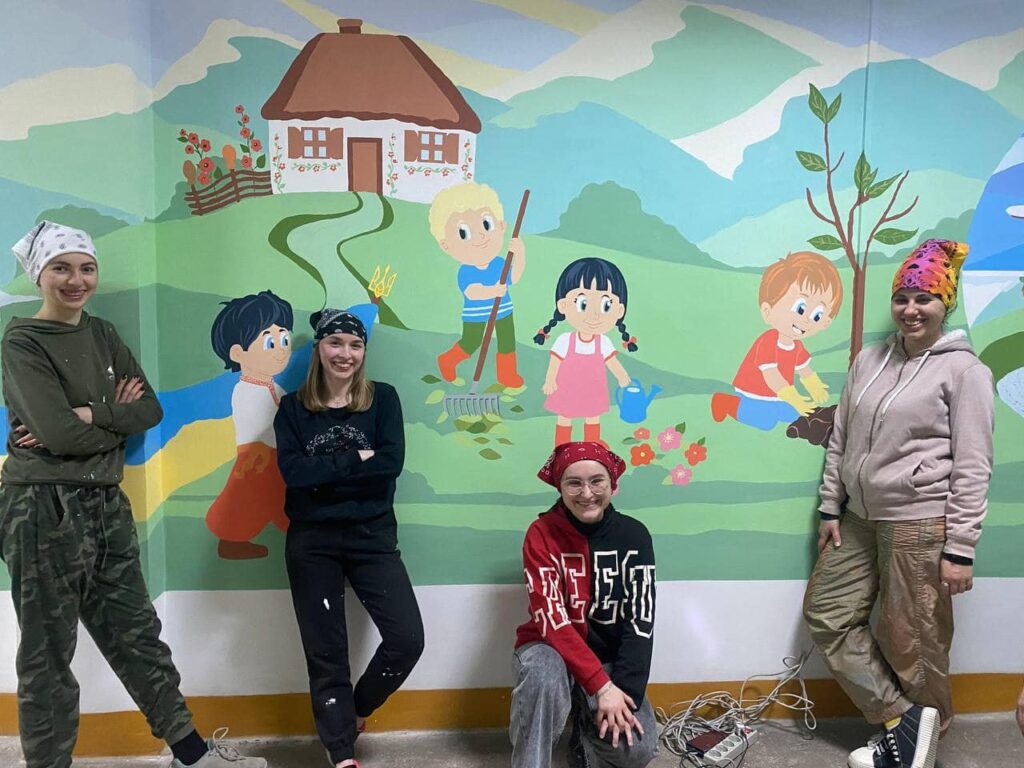 Прикарпатські студенти-художники розмалювали стіни центру дошкільної освіти (ФОТО)