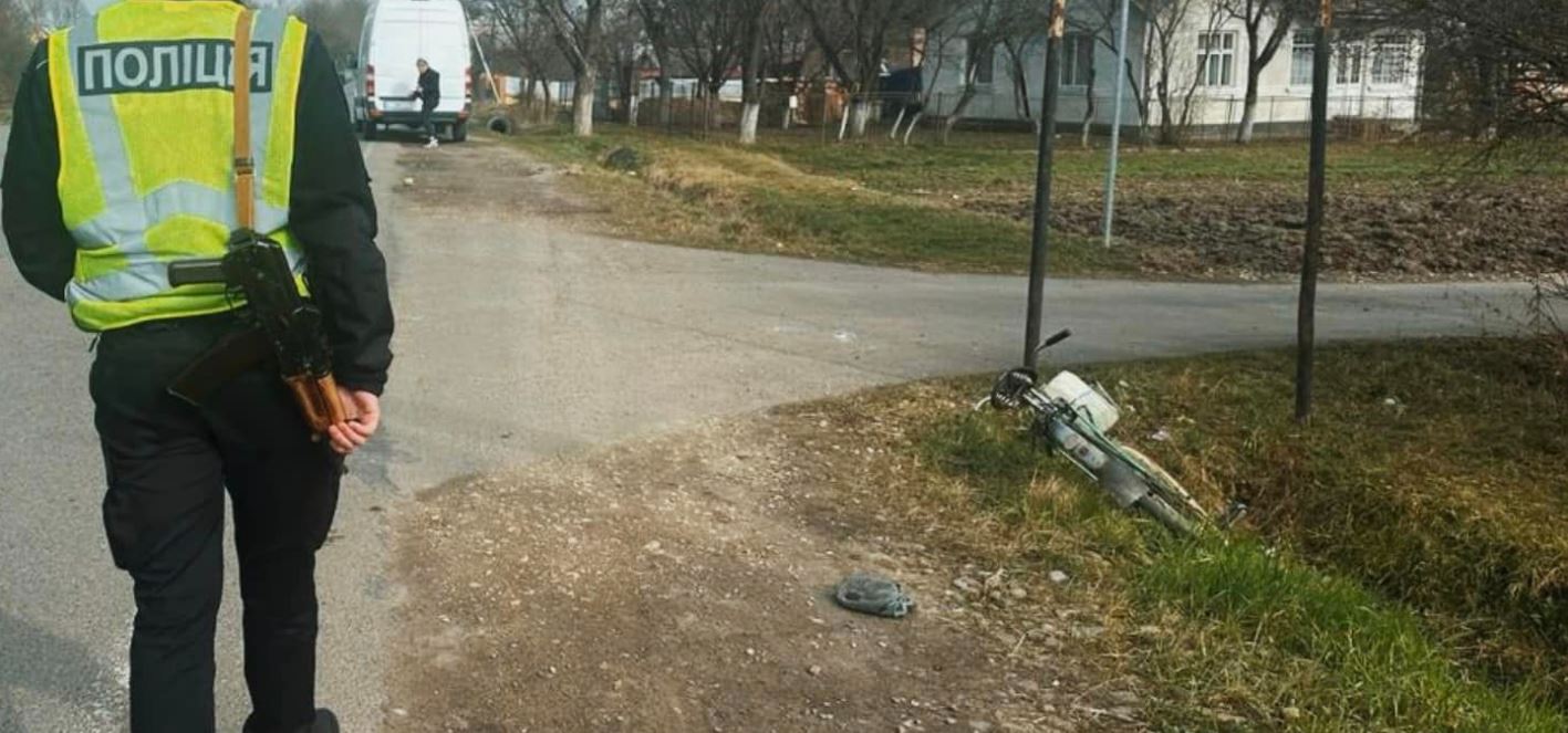 На Коломийщині мікроавтобус збив велосипедиста: той попав у лікарню (ФОТО З МІСЦЯ)