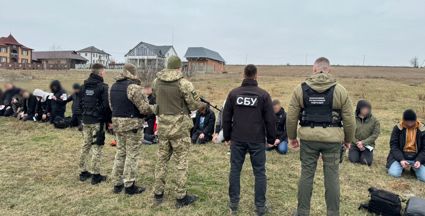 “Консерва” порушників кордону: поблизу Румунії затримали 34 чоловіків, серед них двоє прикарпатців (ФОТО З МІСЦЯ)