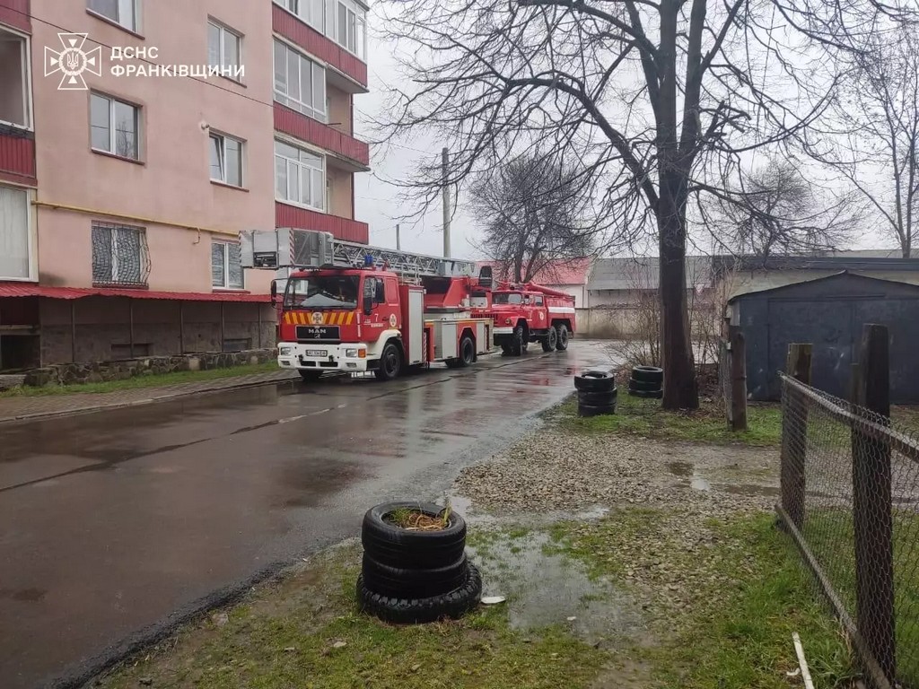 У Коломиї в житловому будинку сталася пожежа, евакуювали 18 осіб (ФОТО З МІСЦЯ)