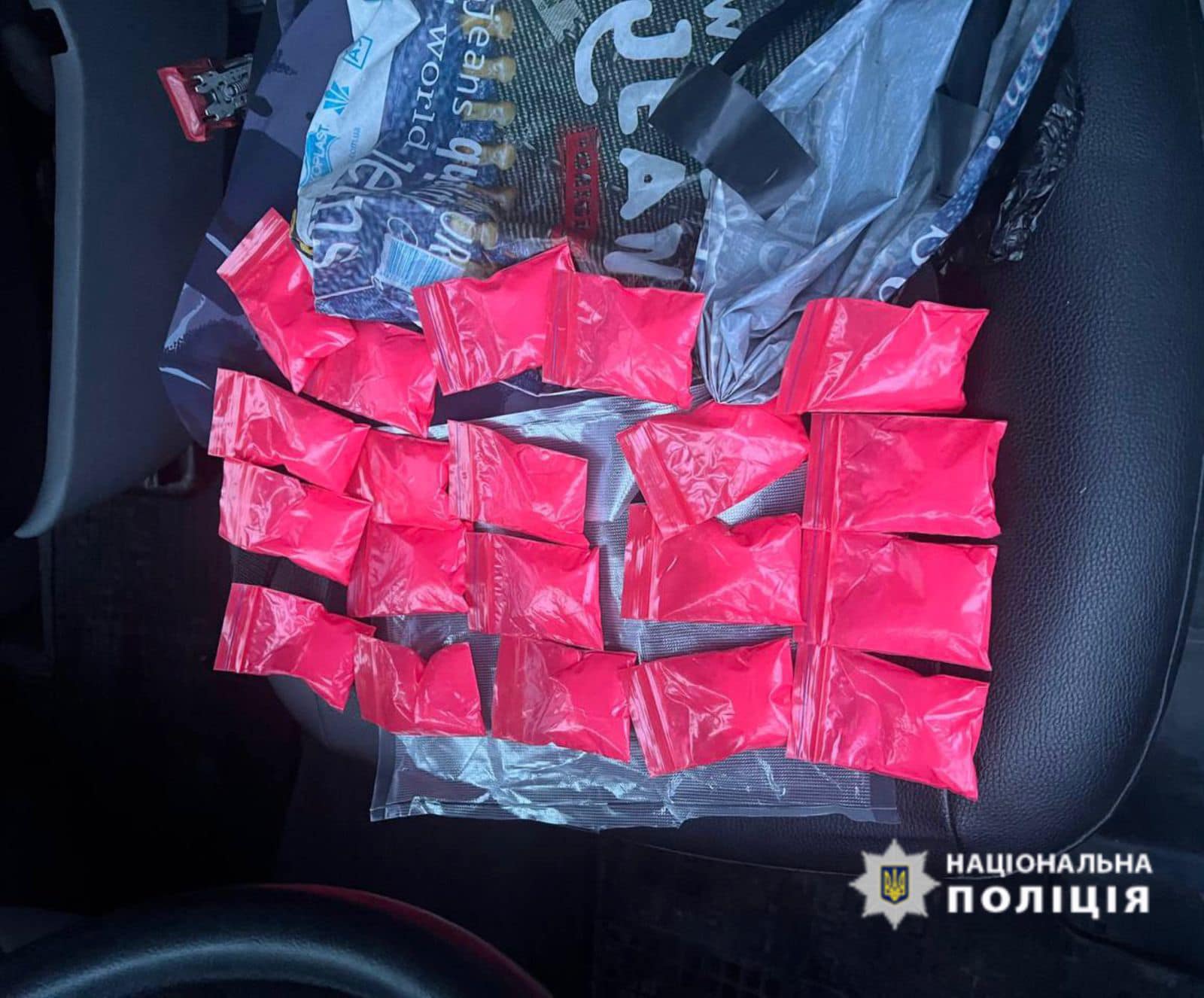 На Коломийщині у водія-порушника зайшли 20 пакетів з ймовірними наркотиками (ФОТО)