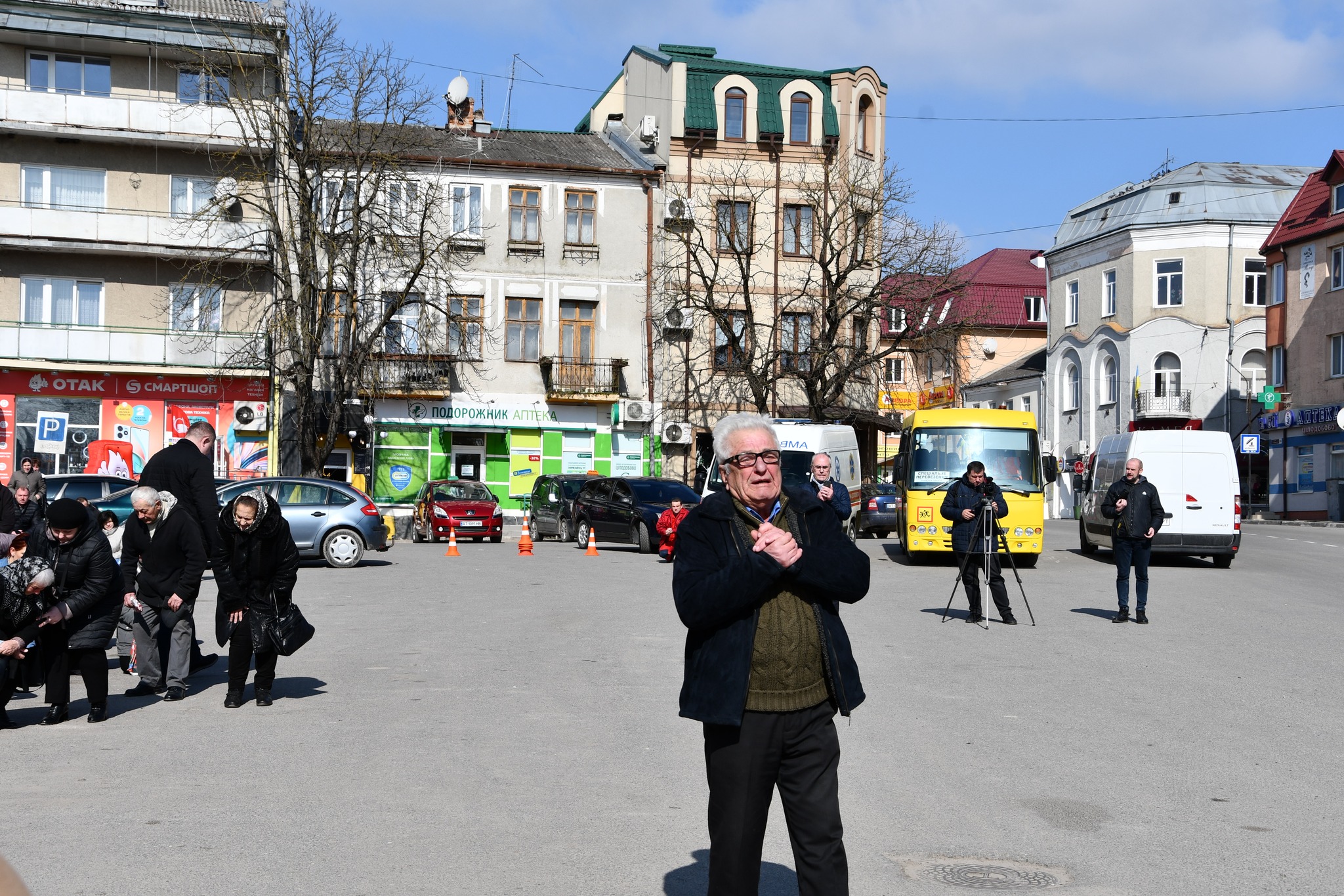 Шукали два роки: у Рогатині батько морпіха Віктора Архитка зустрів поминальний кортеж з тілом сина (ФОТО)