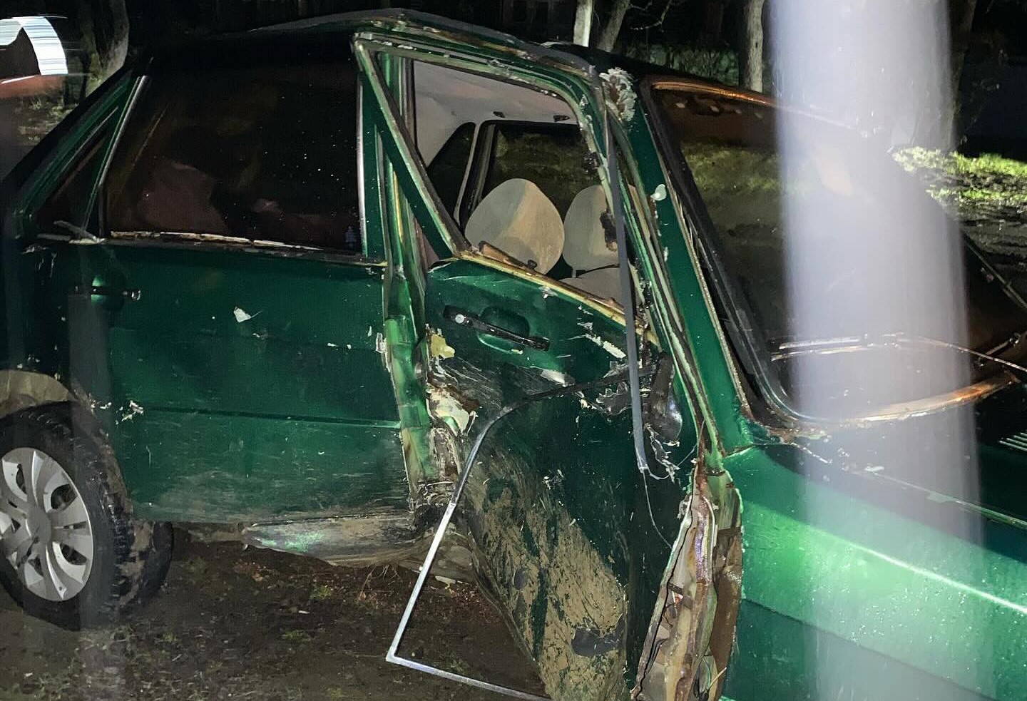 На Коломийщині водій Volkswagen протаранив огорожу і втік: його розшукує поліція (ФОТО)