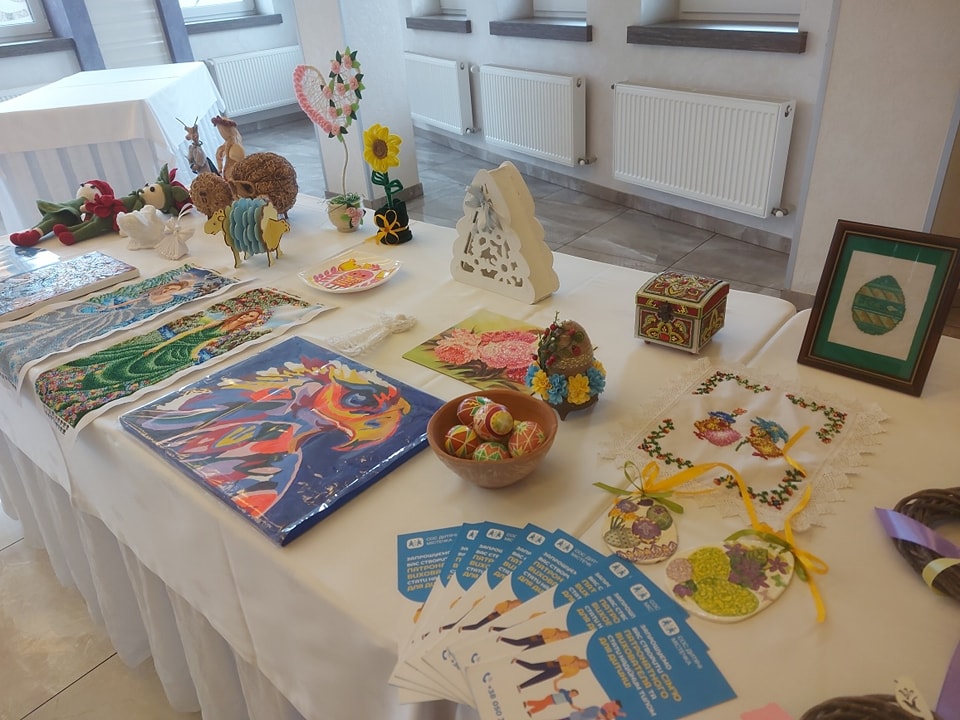 У Городенці провели ярмарок дитячих робіт, кошти з якого передали на лікування воїна Дмитра Оліградського (ФОТО)
