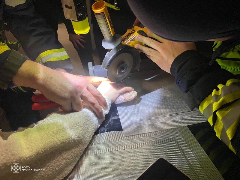У Франківську рятувальники болгаркою знімали каблучку з пальця жінки (ФОТО)