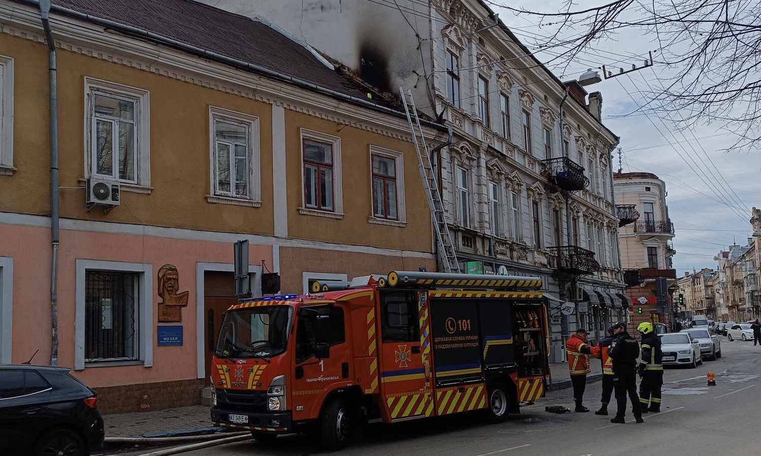 На Мазепи загорівся дах над музеєм Довбуша (ФОТО, ВІДЕО)