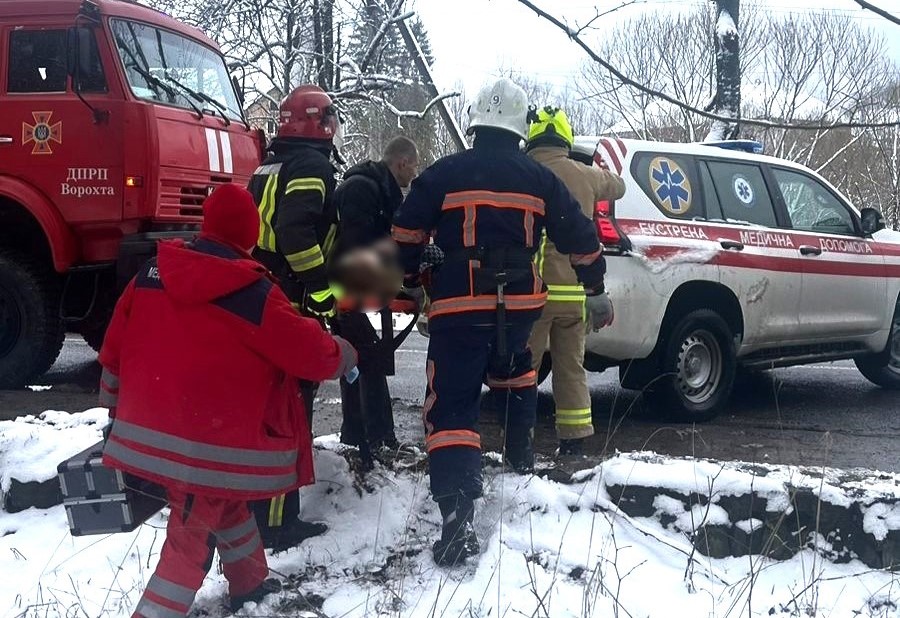 У Татарові через аварію жінка застрягла в салоні авто: її діставали рятувальники (ФОТОФАКТ)