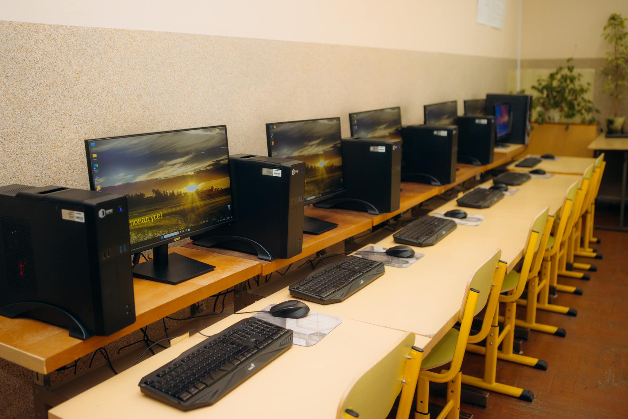 За бюджетний кошт: для 15 шкіл Франківщини закупили комп'ютерів на 5, 2 грн млн (ФОТО)