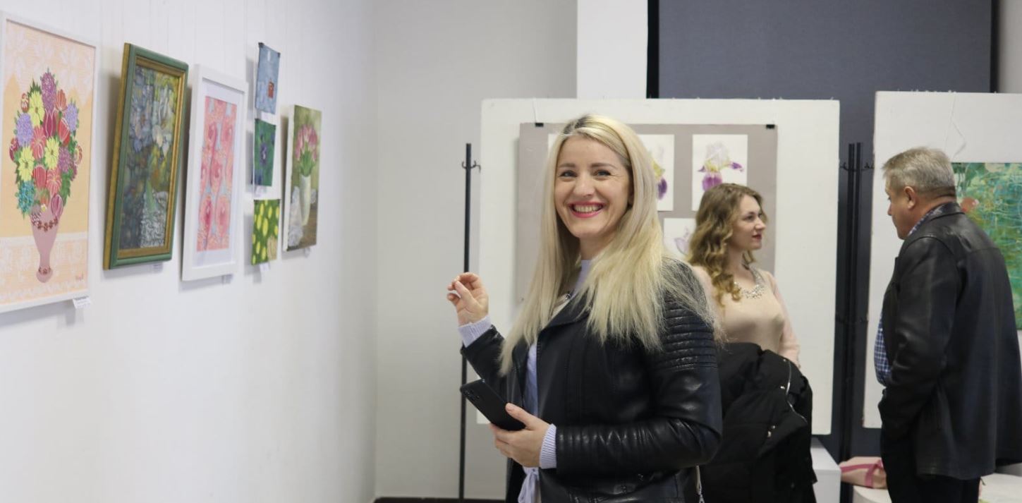 Картина за гроші на ЗСУ: у Калуші відкрили міжнародну виставку 29 митців (ФОТО)