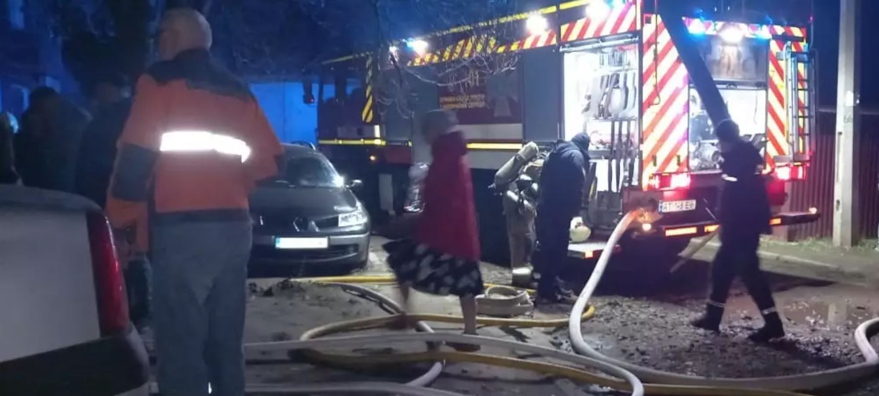 У Коломиї гасили пожежу квартири: евакуювали п’ятьох людей (ФОТО З МІСЦЯ)
