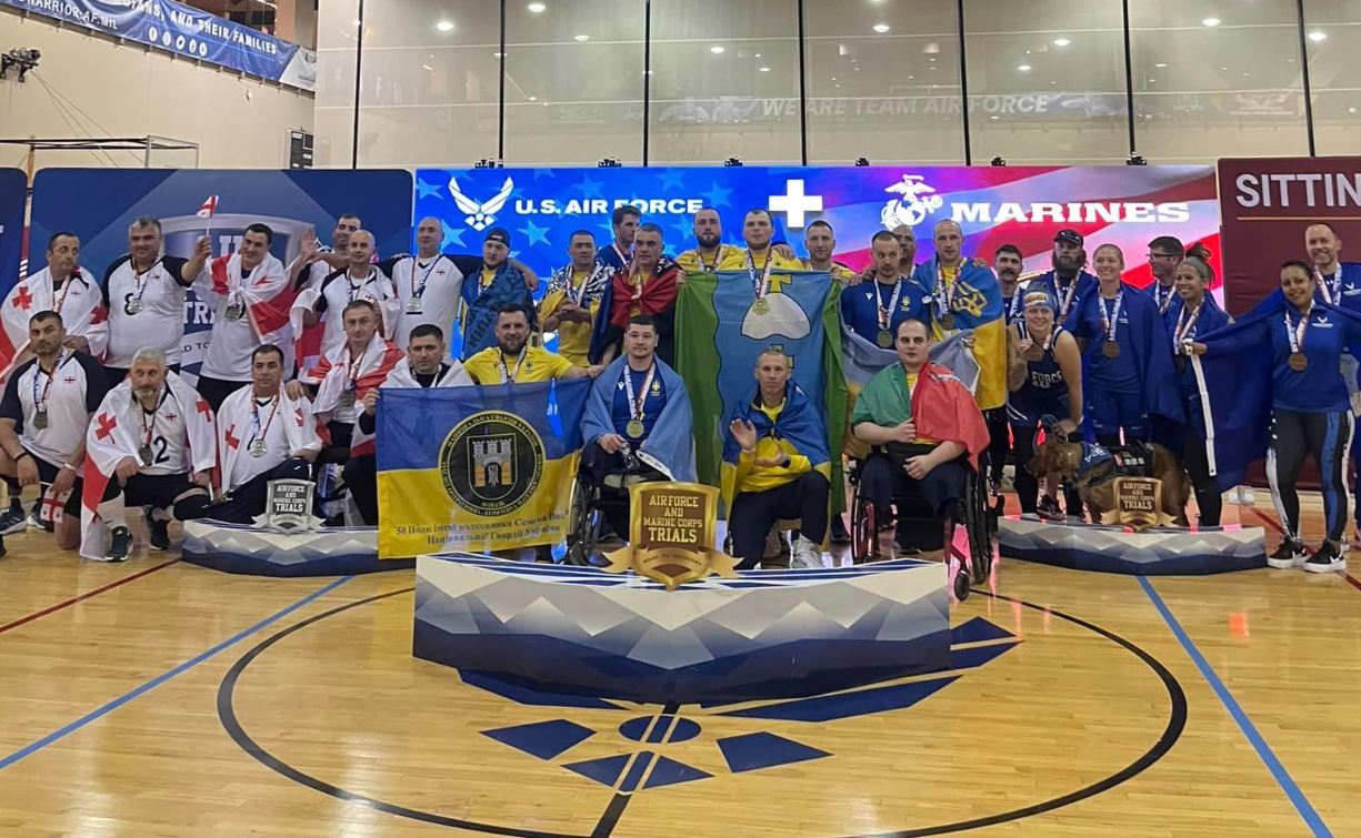 Українські ветерани з франківцем у команді вибороли “золото” з волейболу на змаганнях в США (ФОТО)